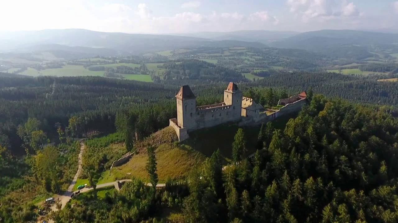 Krajinou příběhů českých hradů známých i neznámých