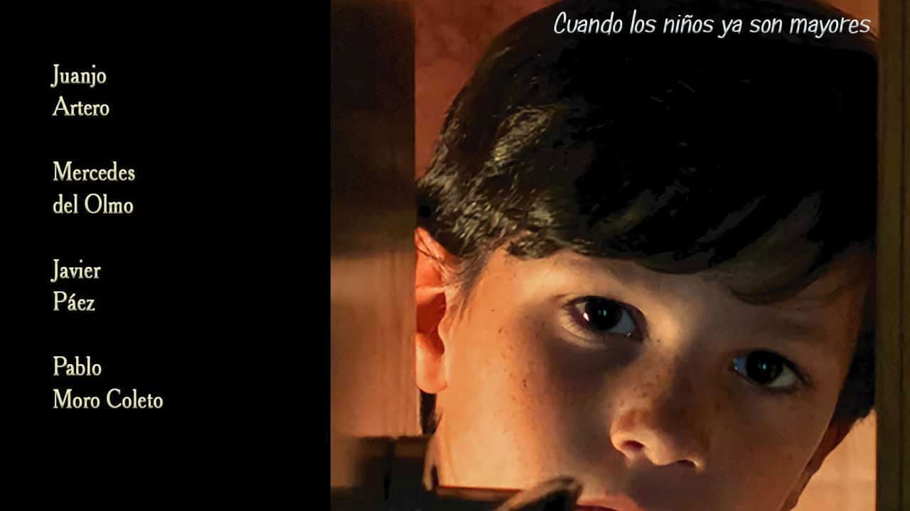 UN NIÑO ESCUCHA