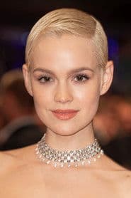 Emilia Schüle photo 5