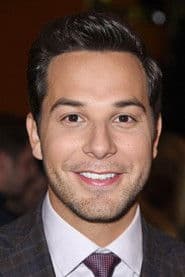 Skylar Astin photo 4
