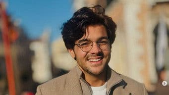 That one friend who sings all songs confidently with wrong lyrics