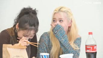 LOONA Chuu X HeeJin, Why did they hug while eating?